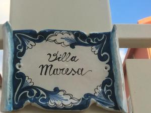 un signo azul y blanco con las palabras willa mamed en Villa Maresa Home en Realmonte