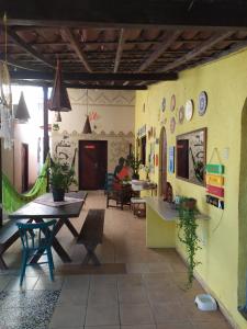 una habitación con mesas y sillas en Jambudvipa Hostel en Natal