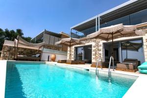 - une piscine en face d'une maison dans l'établissement Goldeneye luxury Villas, à Parga