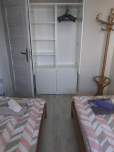 une chambre avec deux lits et un placard dans l'établissement Poziom 7, à Elbląg 11 autres photos
