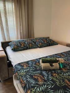 オミシュにあるOmis apartment with balcony - near beach and town centerの毛布がかけられたベッドのある寝室