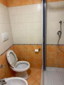 La salle de bains est pourvue d'une douche et de toilettes. dans l'établissement Casetta Gabriella, à Ischia