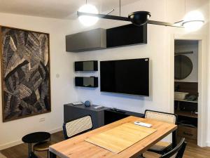 オミシュにあるOmis apartment with balcony - near beach and town centerのテーブルと薄型テレビのあるダイニングルーム