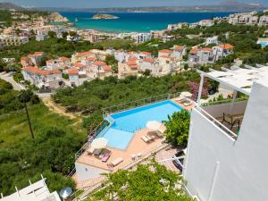 Bazén v ubytovaní Eolos Apartments alebo v jeho blízkosti