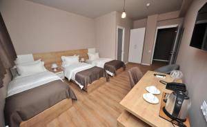 Giường trong phòng chung tại Boho Tiflis Hotel
