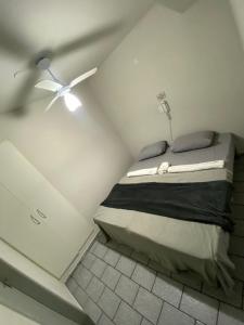 Schlafzimmer mit einem Bett und einem Deckenventilator in der Unterkunft Flat Aeroporto vitoria in Vitória