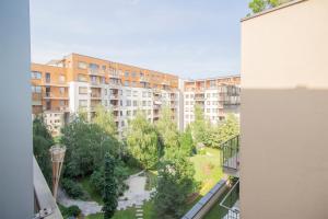 una vista sul tetto di un complesso di appartamenti con alberi e edifici di Corvin Modern Studio with AC, Smart TV a Budapest