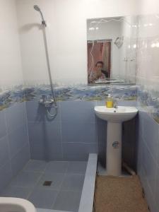 een badkamer met een wastafel, een douche en een toilet bij B&B Giza Registan in Samarkand