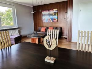 a living room with a table and a couch at See:Zeit Das_Ferienhaus in Seeboden