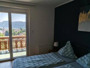 A bed or beds in a room at See:Zeit Das_Ferienhaus