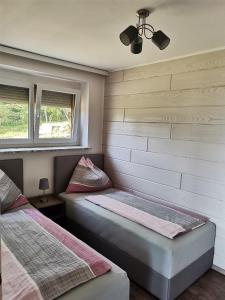 A bed or beds in a room at See:Zeit Das_Ferienhaus