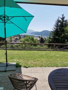 a blue umbrella sitting on top of a patio at See:Zeit Das_Ferienhaus in Seeboden
