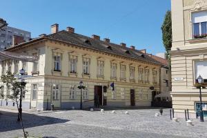 Stylish historic flat for 4 in heart of OldBuda