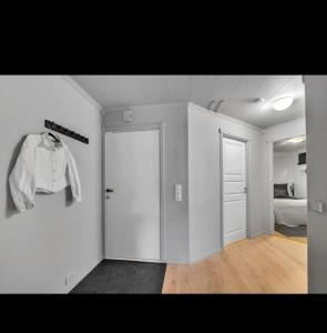 een witte kamer met een shirt aan de muur bij Northern Light Tromsø in Tromsø +12 foto's
