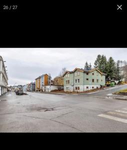 een lege straat met huizen aan de kant van de weg bij Northern Light Tromsø in Tromsø