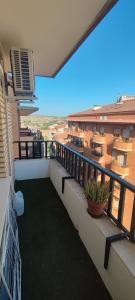 阿爾卡尼斯的住宿－Rema，享有建筑景致的阳台