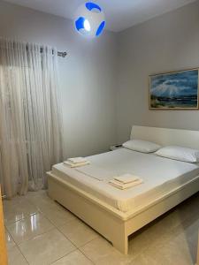 1 dormitorio con 1 cama grande con luz azul en Vila Mateo en Sarandë