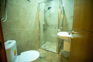 W łazience znajduje się prysznic, toaleta i umywalka. w obiekcie Apartment on Melikishvili 51 w mieście Batumi