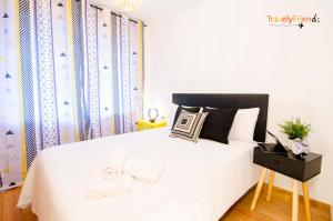 um quarto com uma cama branca e uma cabeceira preta em GS Superb apartment with public garage em Santiago de Compostela