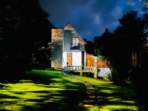 una casa con un prato verde davanti di Villa Ledezma a Villa del Carbón