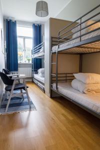 Ένα ή περισσότερα κρεβάτια σε δωμάτιο στο Kalvs Skolhus +47 φωτογραφίες