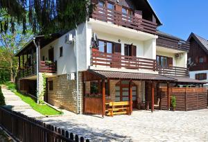 a building with a fence in front of it at B&B Villa Plitvica in Plitvica Selo