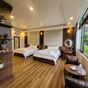 Habitación de hotel con 2 camas y sofá en Amazing View Homestay en Ninh Binh