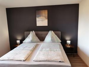 A bed or beds in a room at See:Zeit Das_Ferienhaus