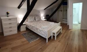 1 dormitorio con cama, escritorio y tocador en Kuća za odmor Žinžula, en Medulin