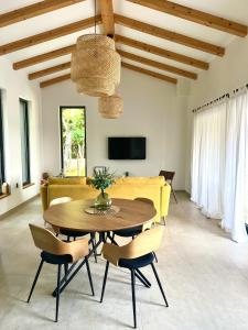 uma sala de estar com uma mesa de madeira e cadeiras em Casa Bosca with heated pool em Sveti Petar u Šumi