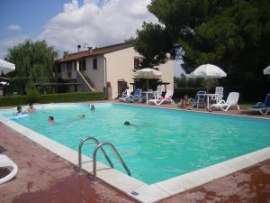 un gruppo di persone che nuotano in piscina di Agriturismo Bandinacci a Santa Luce