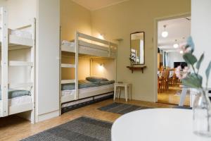 Cette chambre comprend 2 lits superposés et une table. dans l'établissement Kalvs Skolhus, à Kalv