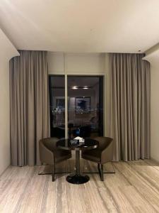 Cozy studio in Damac toweres tesisinde bir oturma alanı