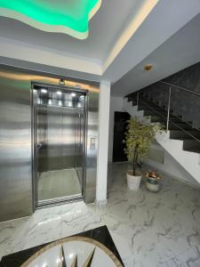a bathroom with a shower and a staircase at Garsoniera Adriana in Mangalia