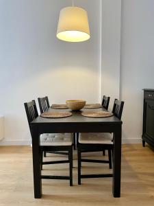 une table à manger noire avec des chaises et une lampe dans l'établissement Casa La Quinta Verde, à Santa Cruz de la Palma