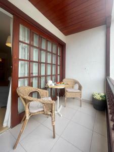 une terrasse couverte avec des chaises et une table. dans l'établissement Casa La Quinta Verde, à Santa Cruz de la Palma