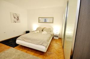 1 dormitorio con 1 cama en una habitación en BAKITA, en Rijeka