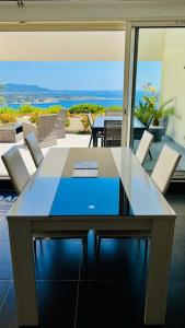 stół jadalny z widokiem na ocean w obiekcie VUE MER IMPRENABLE ET PISCINE w mieście Bandol