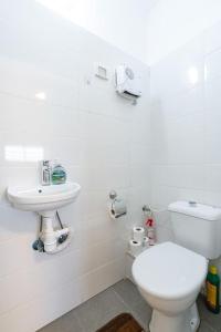 uma casa de banho branca com um WC e um lavatório em Feel Home Sea View em Bat Yam