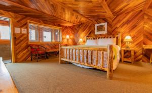 1 dormitorio con 1 cama en una cabaña de madera en Cooper Spur Mountain Resort en Mount Hood