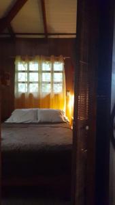 1 dormitorio con cama y ventana en Las Brisas del Sur, en Ojochal