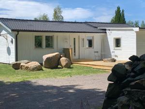 una pequeña casa con rocas delante de ella en Großzuegiges Haus im Wald en Immeln