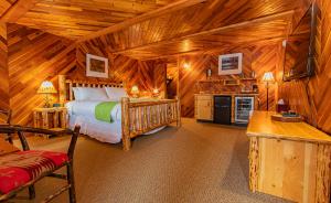 1 dormitorio con 1 cama en una cabaña de madera en Cooper Spur Mountain Resort en Mount Hood
