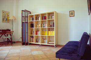 a living room with a book shelf filled with books at Agriturismo Morani in Santa Severa
