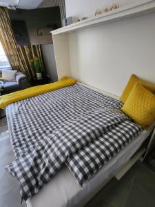 een bed met geruite kussens in een kamer bij Seeburg in Scharbeutz