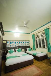 Llit o llits en una habitació de Himalayan Guest House