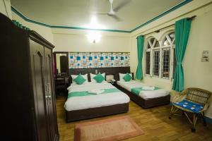 Llit o llits en una habitació de Himalayan Guest House