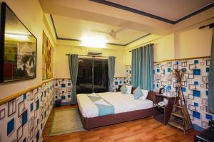 Llit o llits en una habitació de Himalayan Guest House