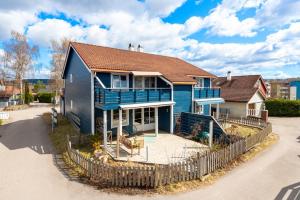 una casa blu con una recinzione di fronte di Cozy Scandinavian apartment central in Oslo - free parking and close to many amenities a Grorud