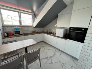 Kuchyň nebo kuchyňský kout v ubytování Villa Luca Free Garage Parking